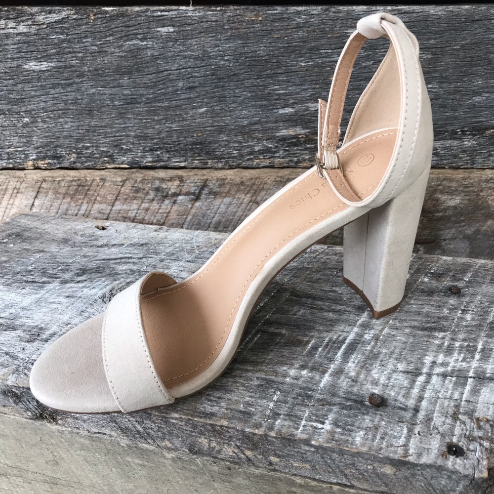 Cute Strappy Neutral Ivory Block Heeled Sandal 10M